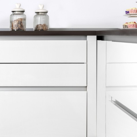 Emuca Kit de perfil Gola central para muebles de cocina, Pintado blanco, Aluminio, 1 ud.